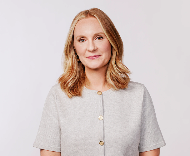 Portrait de Crystal Boysen, directrice des ressources humaines, portant un haut gris clair.​​ 