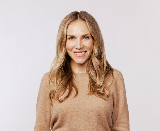 Portrait de Heidi Jonas, responsable juridique, portant un pull marron clair.​​ 