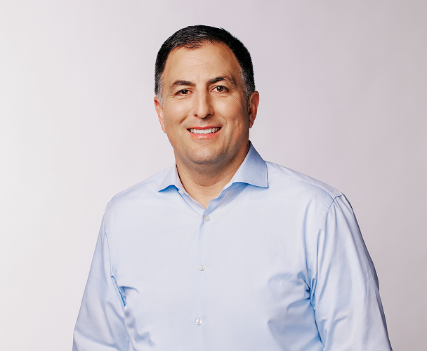 Portrait de Joe Del Preto, directeur financier, portant une chemise bleu clair.​​ 