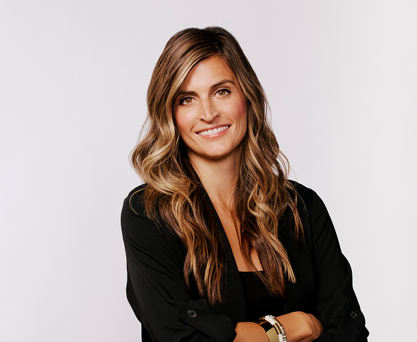 Portrait de Rachael Pfenning, responsable de cabinet du PDG, portant un haut noir.​​ 